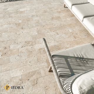 Nudna ceramiczna lub betonowa posadzka, jaką ma każdy… czy raczej prawdziwy kamień w tej samej cenie? Naturalny trawertyn...