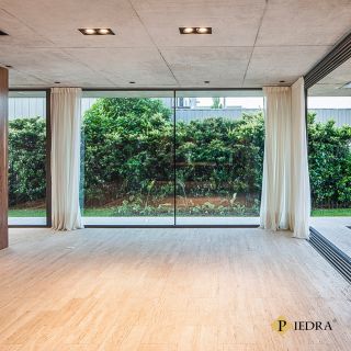 Naturalny trawertyn w nowoczesnym wnętrzu 🤍 Połączenie ponadczasowego kamienia i współczesnej architektury tworzy...